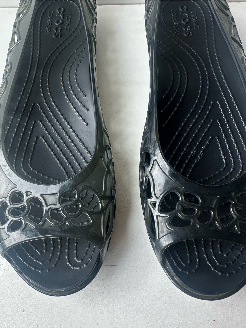 Crocs Women’s Black Floral Cutout Peep Toe Jelly Flats Comfort Shoes Size 7 W - Picture 3 of 10